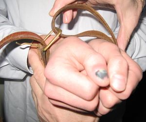 Узел на ремне. Связал руки девушки ремнем. Как связать руки ремнем. Наручники из ремня. Связал руки девушки ремнем.