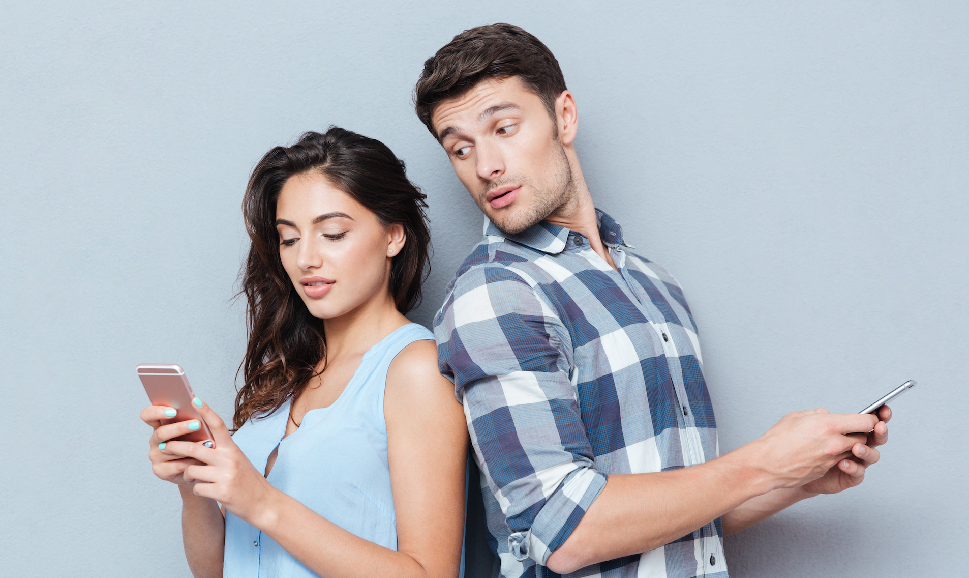 Девушка смотрит в телефон парня. Девушка смотрит в телефон парня. К чему снится бойфренд с телефоном. Юноша и девушка. Парень и девушка общаются по телефону.