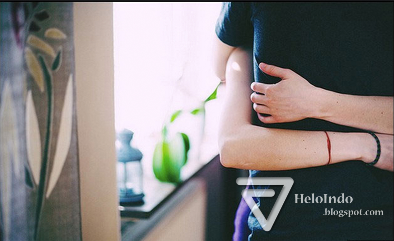 Мужчина обнимает девушку со спины. Мужчина обнимает девушку за плечи. Мужские руки обнимают. Если девушка обнимает руку. Обнять девушку со спины.