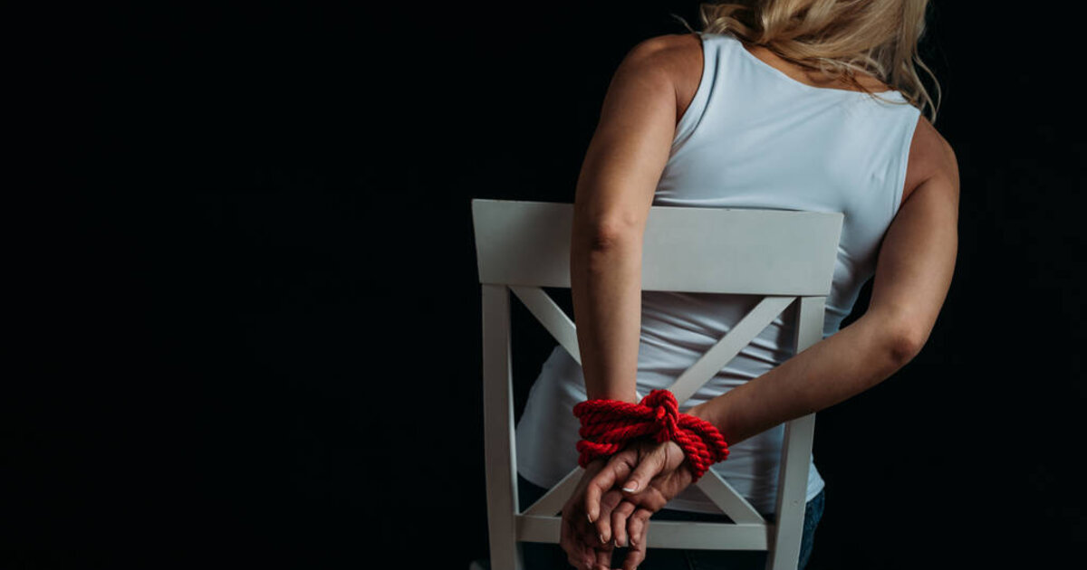 Сязаные верёвкой дети. Связанная девушка с попой. Связанная девушка в купальнике. Девушка со связанными руками. Связанная девушка с попой.