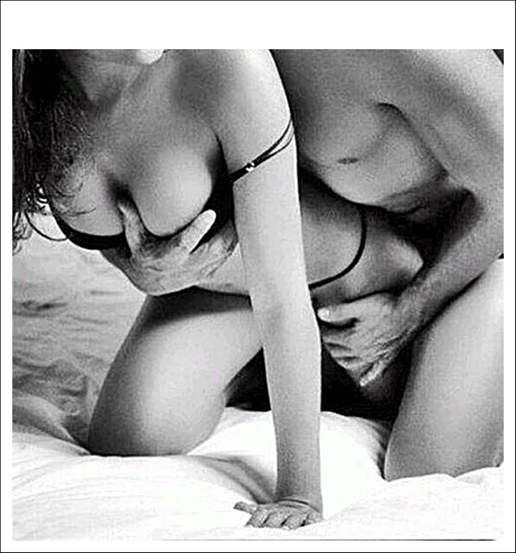 Девушка эротично извивается на кровати ожидая ласк